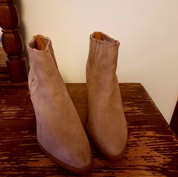 Boot - Picture 8 of 16